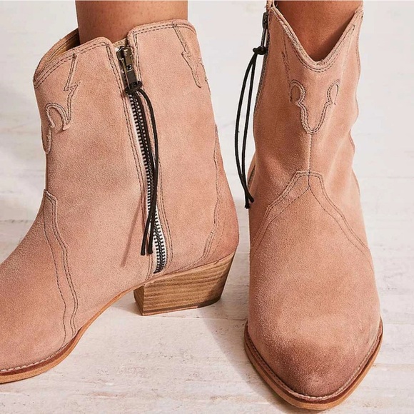 Free People New Frontier Western Boot heeled‎ Suede Ankle Pink Tan size 8 8.5 38 - Picture 1 of 14